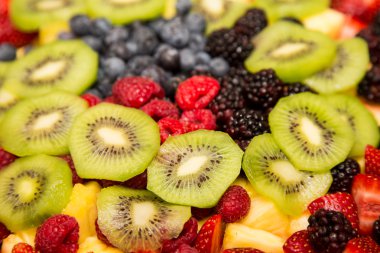 kivi meyve tabağı üzerinde