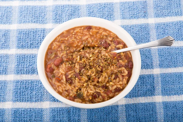 Skål med varm kryddig röda bönor och ris — Stockfoto