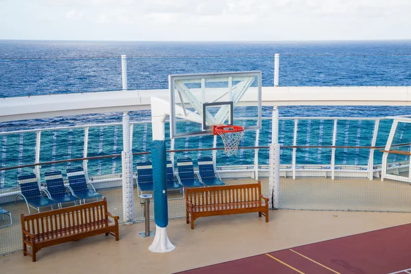 Basketballtor auf Kreuzfahrtschiff — Stockfoto