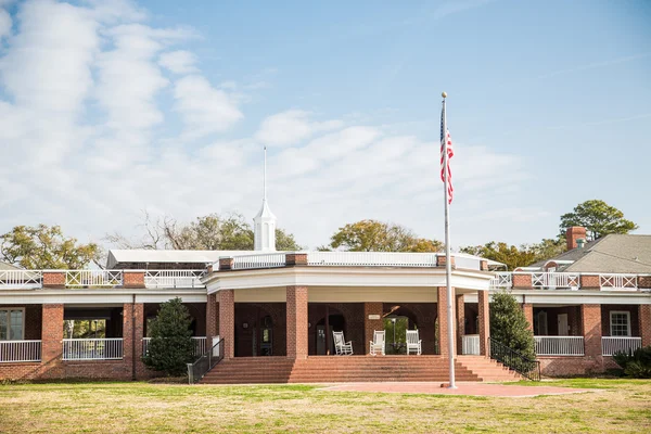 Neuer Ziegelpavillon unter amerikanischer Flagge — Stockfoto