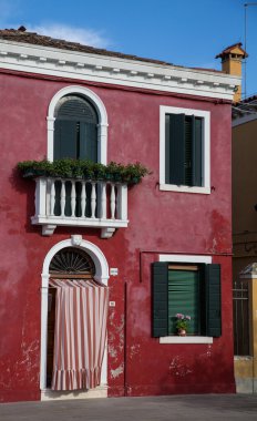 parlak kırmızı alçı burano evde