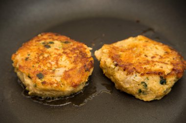 iki Yengeç köftesi kızgın yağda kızartma