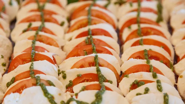 Esposizione di Insalata Caprese con Salsa al Pesto — Foto Stock