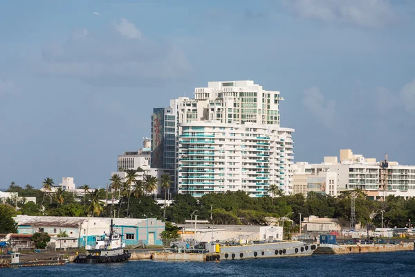 Edifícios modernos em San Juan perto do porto — Fotografia de Stock