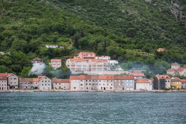 Edificios antiguos en Kotor con humo de chimeneas —  Fotos de Stock