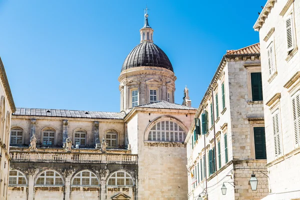 Staré zdi a klenuté tower v modré — Stock fotografie