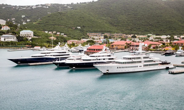 Quattro yacht di lusso a St Thomas Harbor — Foto Stock