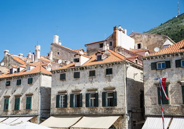 Gamla byggnader under väggen i dubrovnik — Stockfoto