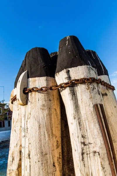 桟橋の投稿の周りさびた鎖 — ストック写真