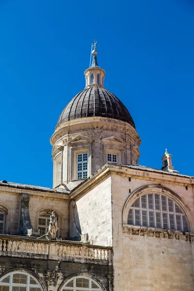 Cúpula antiga sob Dubrovnik Sky — Fotografia de Stock