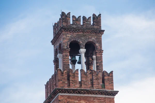 ヴェネツィアの空を背景の古いレンガの鐘楼 — ストック写真