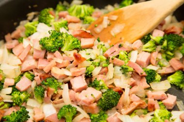doğranmış soğan, jambon ve brokoli Pan