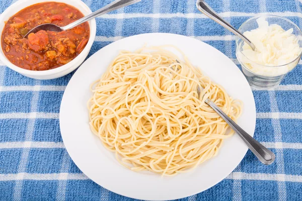 Spaghetti nudlar redo för sås — Stockfoto
