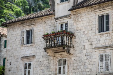 Kotor taş balkon