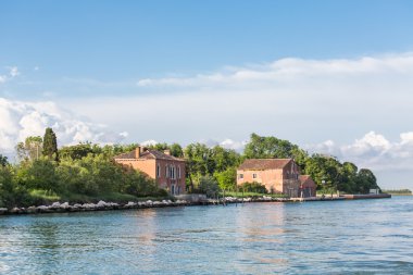 iki eski buiildings Venedik canal sıva.