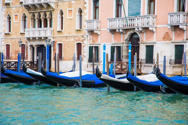 Gôndolas pretas e azuis ao longo do Canal de Veneza — Fotografia de Stock