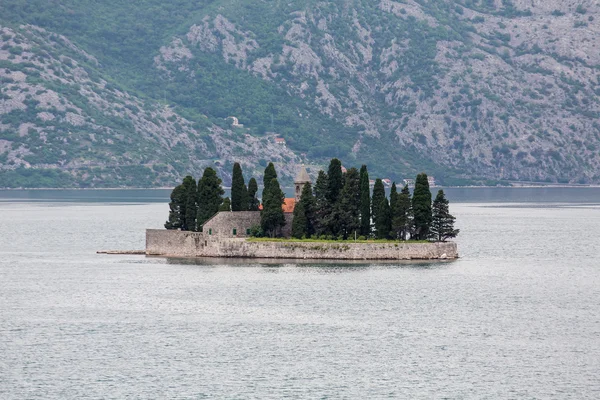 Kotor Körfezi küçük adada Kilisesi — Stok fotoğraf