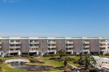 mavi gökyüzünün altında Balkonlu sahil condos