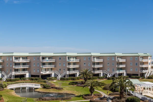 Coastal Condos with Balconies Under Blue Sky — Stock Photo, Image