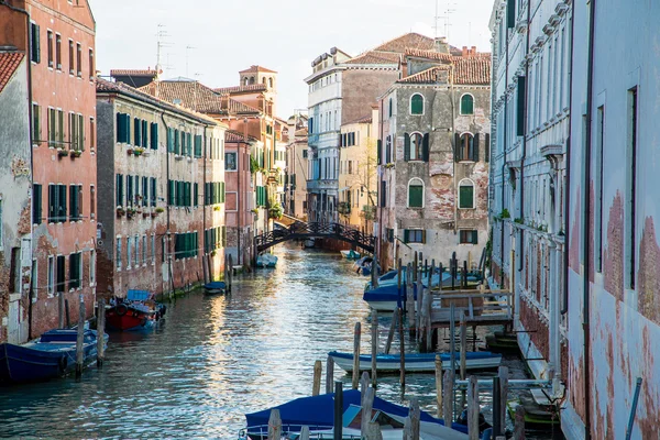 Човни і міст у Венеції канал — стокове фото
