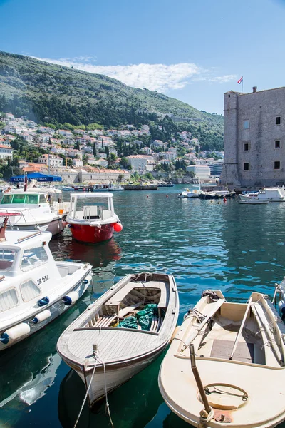 Cinco pequenos barcos em Dubrovnik — Fotografia de Stock