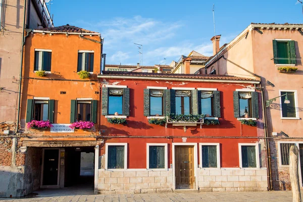 Starý oranžové budovy v Benátkách — Stock fotografie