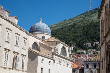 eski taş bina içinde dubrovnik kubbe