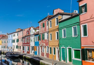 burano renklerde sokak