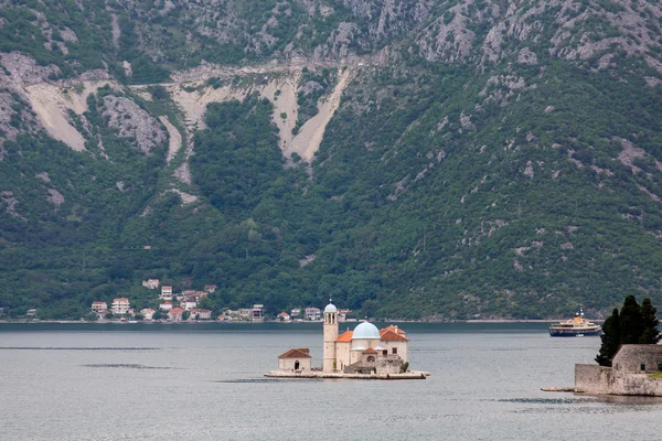 Oude kerk van het eiland in de baai van kotor — Stockfoto