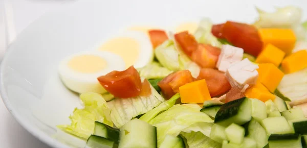Salada com tomate de queijo e ovo cozido — Fotografia de Stock