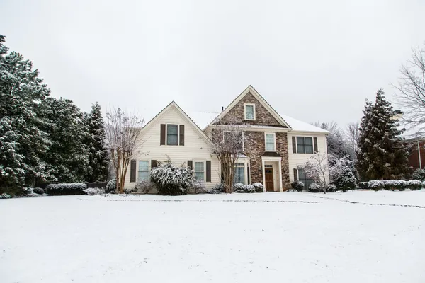 Nice Stone and Siding House After Heavy Snow — Stock Photo, Image