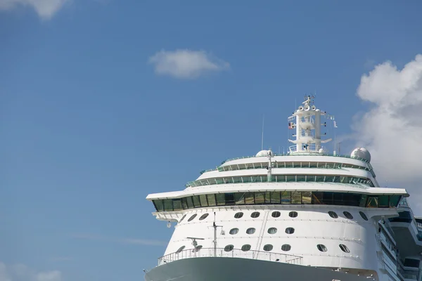 Upper Decks and Bridge of Luxury Cruise Ship — Stock Photo, Image