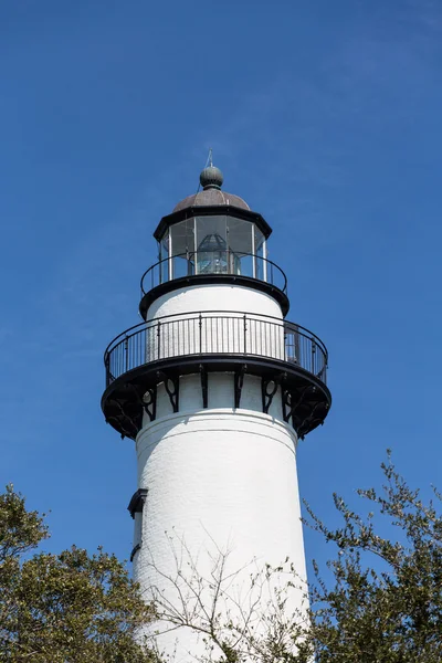 Farol de tijolo branco com caixa de ferro preto — Fotografia de Stock