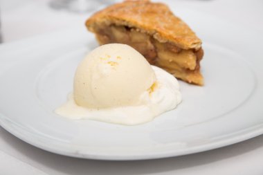 elmalı turta ve vanilyalı dondurma fasulye