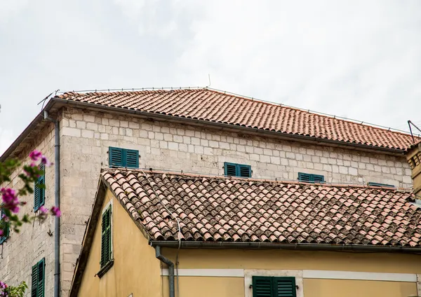 Vecchi tetti del tubo di piastrelle su edifici in pietra — Foto Stock