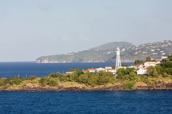 白在马提尼克岛海岸上的灯塔 — 图库照片