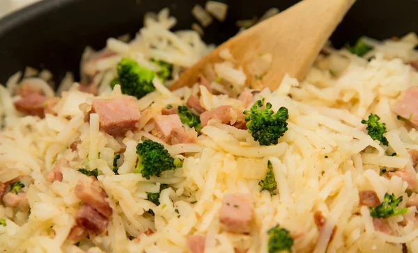 Cocinar papas fritas con jamón y brócoli — Foto de Stock