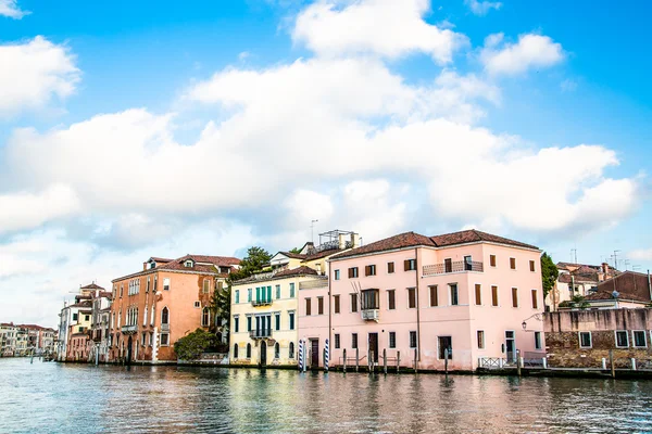 Stary tynk budynków w Wenecji kanał — Zdjęcie stockowe