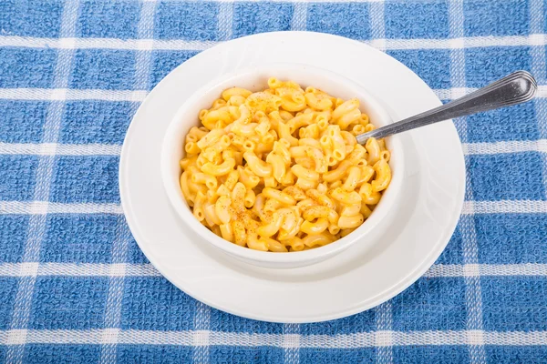 Mac und Käse in weißer Schüssel auf blauem Handtuch — Stockfoto
