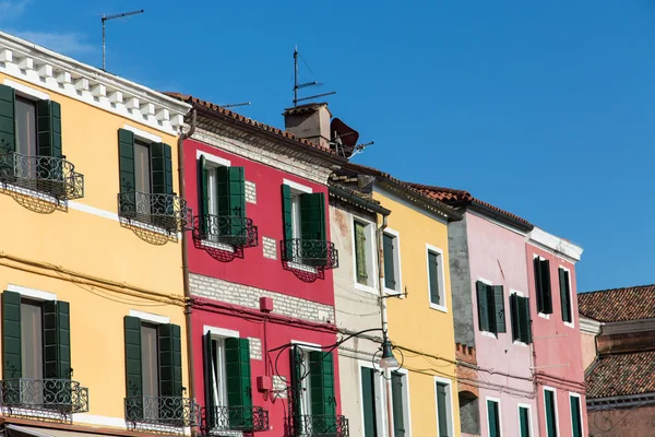 Persianas verdes em casas coloridas de Burano — Fotografia de Stock