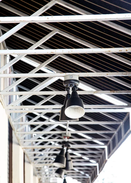 Světelné kužele pod kovovou střechou — Stock fotografie