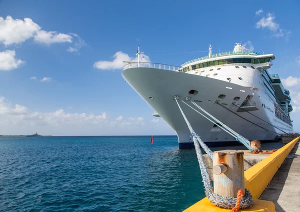 Borne et corde pour bateau de croisière — Photo