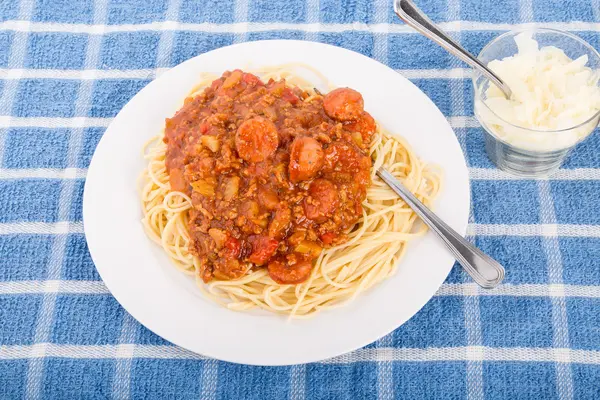Spaghetti med nötkött och korv sås — Stockfoto