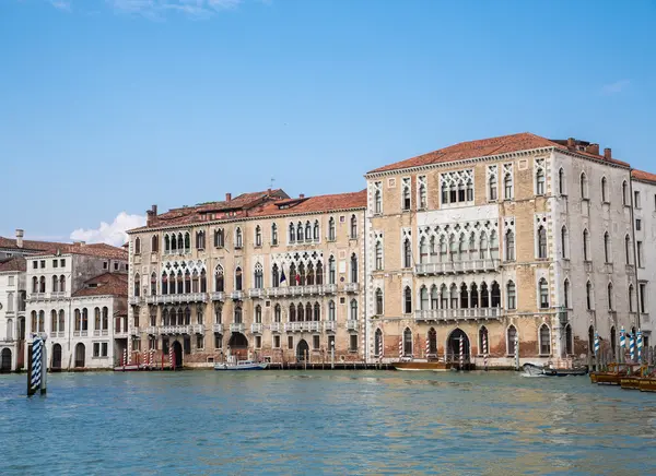 Oude gebouw op blauwe kanaal in Venetië — Stockfoto