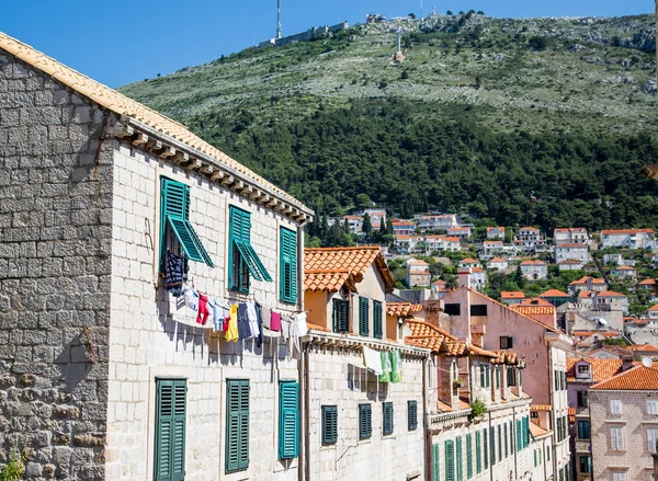 Gamla byggnader med gröna fönsterluckor och orange tak i Kroatien — Stockfoto