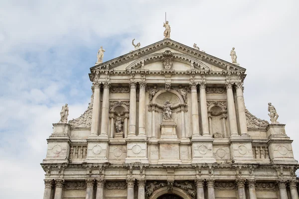 Venedig kyrka med många statyer — Stockfoto