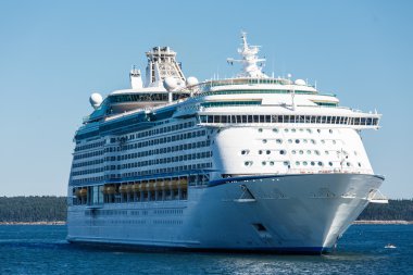 büyük beyaz yeşil kıyıları açıklarında gemi cruise