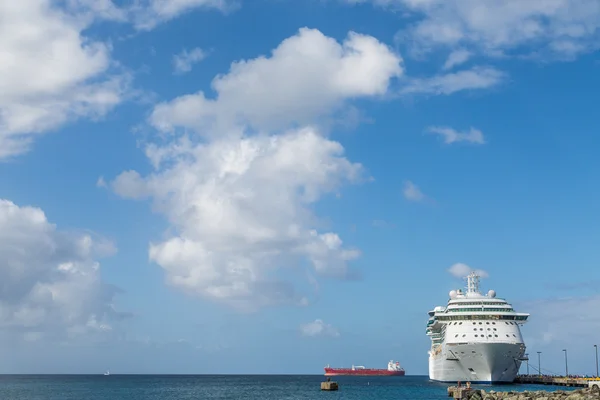 Lege rode vrachtschip buiten Wit cruiseschip — Stockfoto
