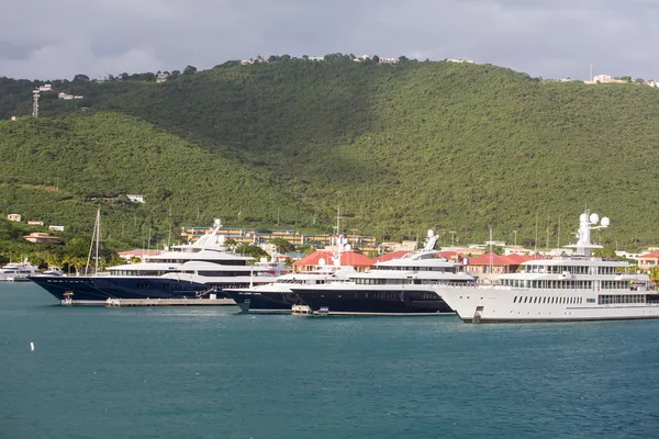 Tre yacht blu e uno bianco — Foto Stock