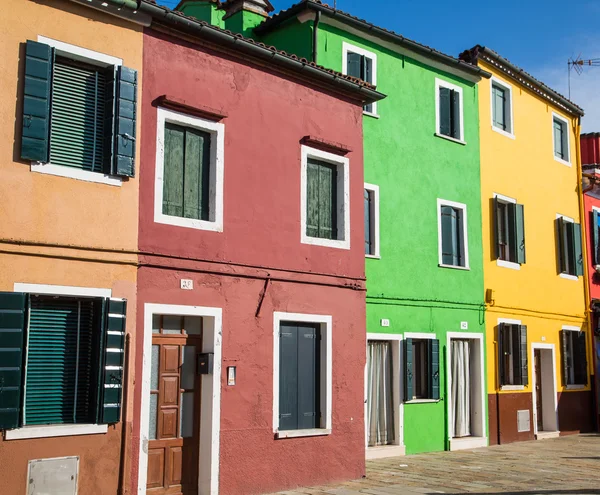 Rode, groene en gele huizen in burano — Stockfoto